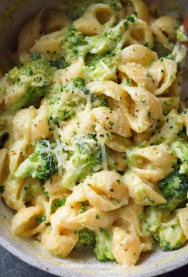 One Pot Healthy Broccoli Mac and Cheese with fresh broccoli and creamy cheese sauce