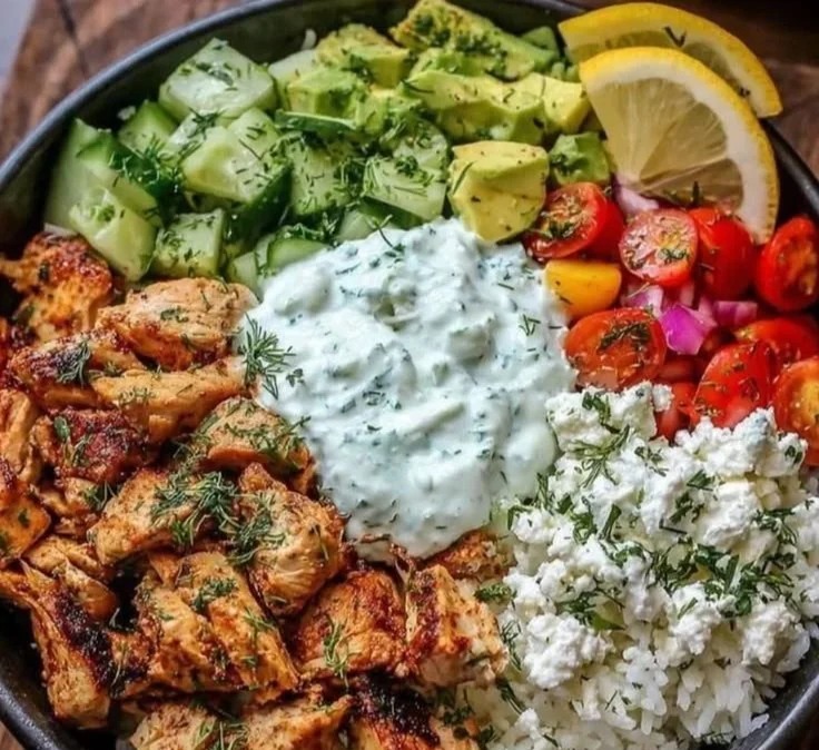 Delicious Chicken Tzatziki Bowl with tender chicken and yogurt sauce