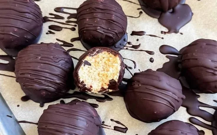 Delicious frozen yogurt cheesecake bites served on a plate.