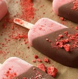 Delicious strawberry yogurt bars with fresh strawberries and yogurt.