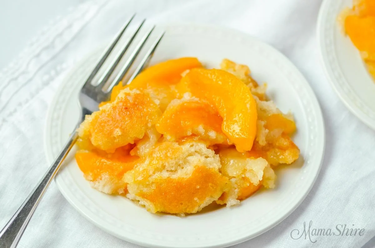 Delicious gluten-free peach cobbler dessert with fresh peaches and crispy topping