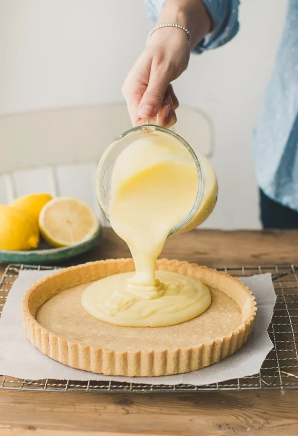 Delicious lemon tart with a golden crust and fresh lemon slices